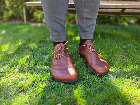 Wide shoes with heel lift