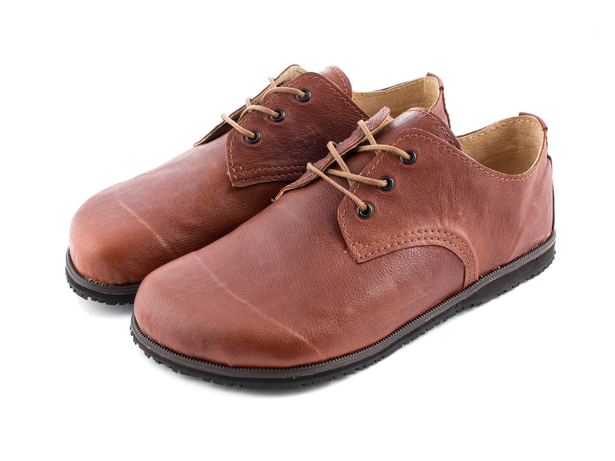 Wide shoes with heel lift
