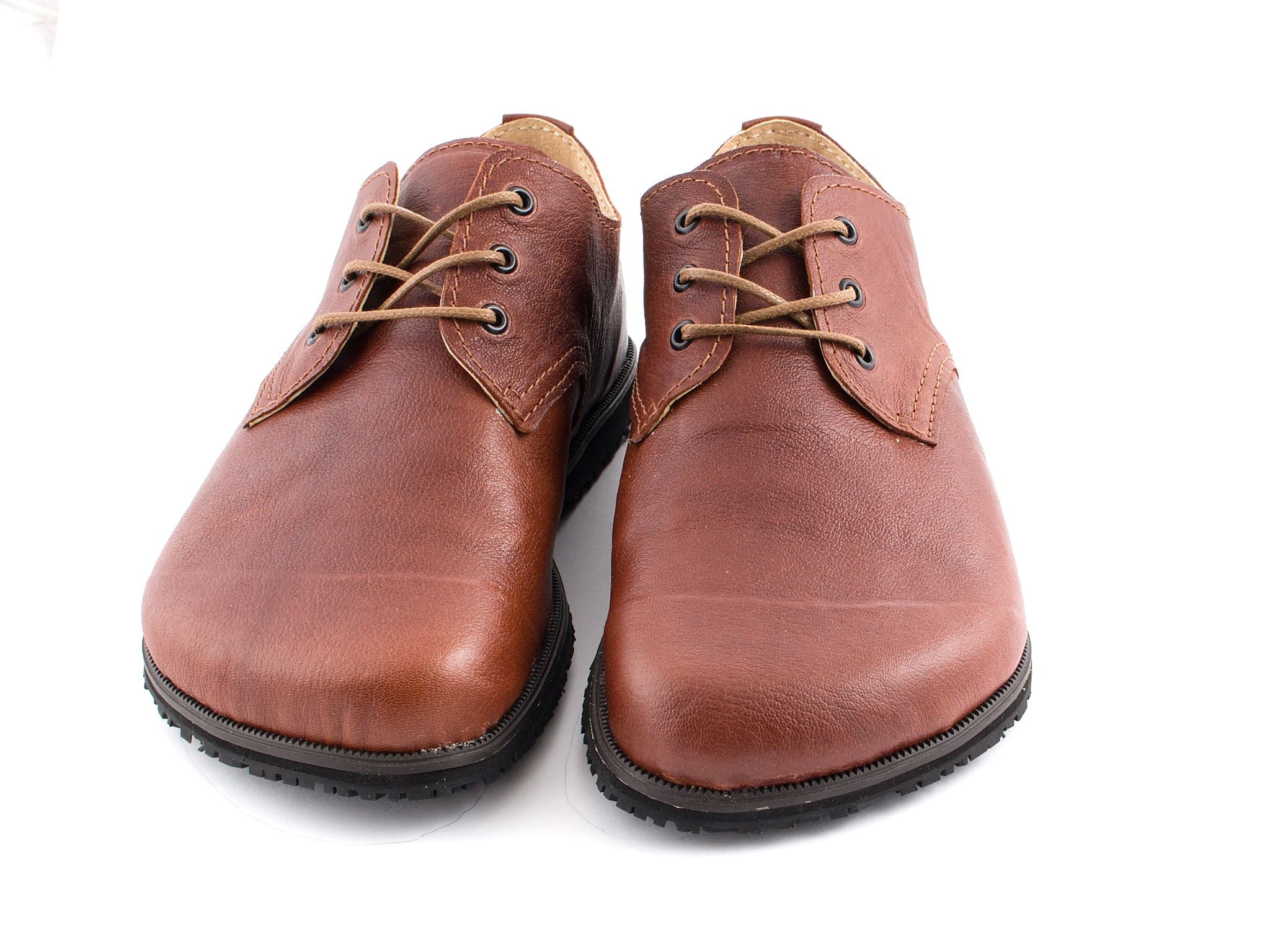 Wide shoes with heel lift