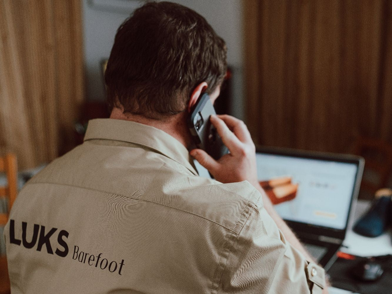 A member of the LUKS family helping a customer