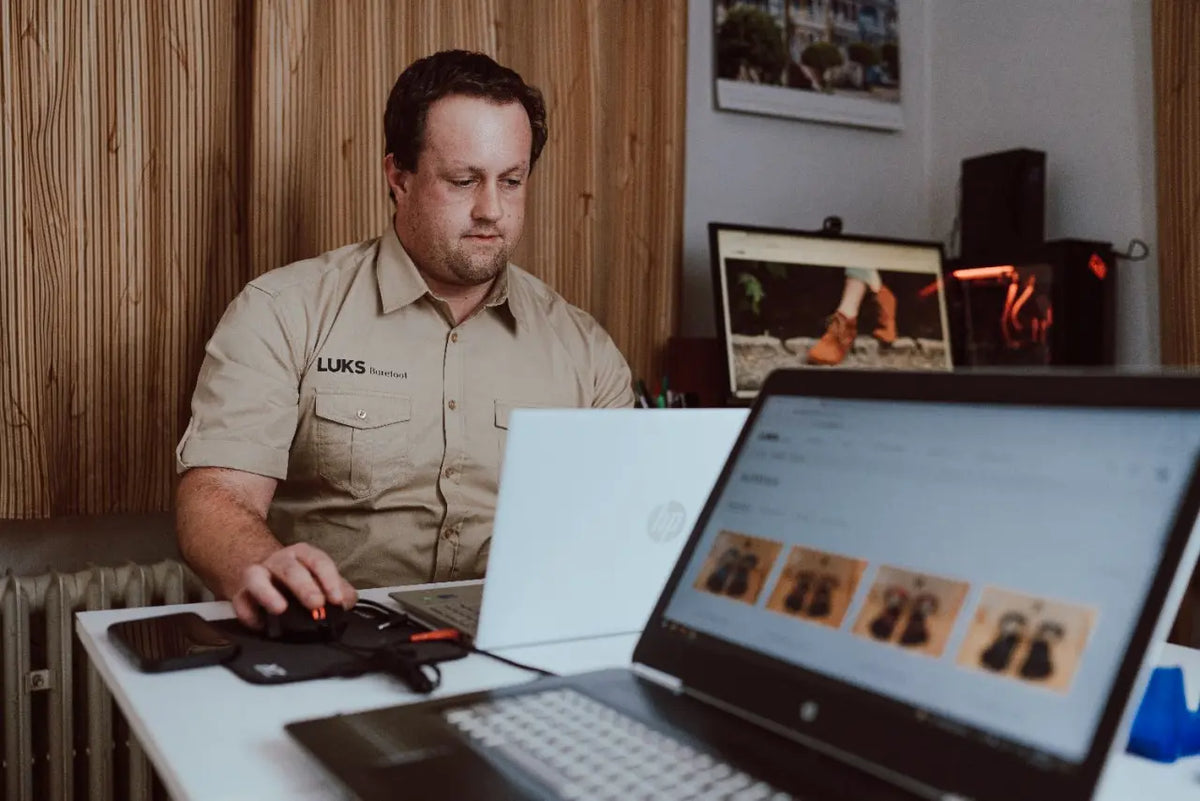 The LUKS family working on the online shop